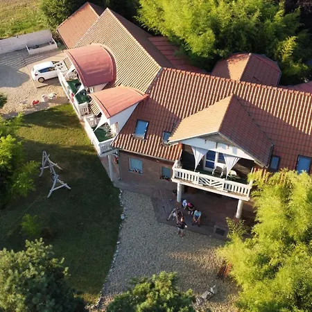 Owlcastle-bagolyvar Guest house *